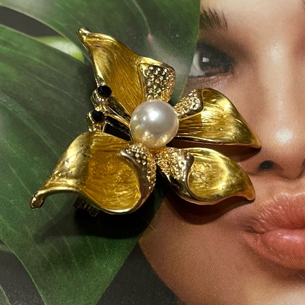 Elegant Gold Tone Butterfly Brooch with Pearl Accent - Picture 2 of 5